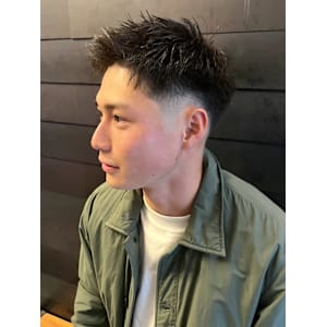 刈り上げ　スパイキーショート　ツーブロック　アップバング