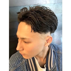 ツーブロック　スキンフェード　アップバング　センターパート