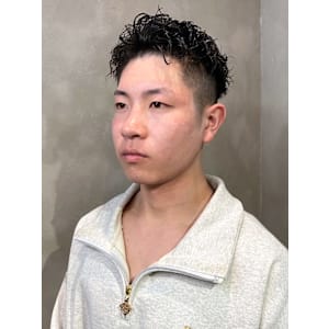 スパイキーショートパーマ　束感スタイリング　ツーブロック