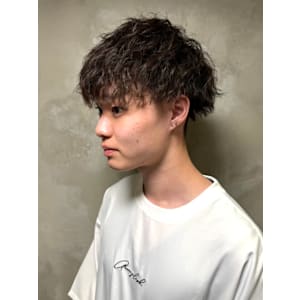 ツイスパ　ツーブロックマッシュ　アッシュカラー　カジュアル