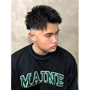 スキンフェード　刈り上げショート　アップバング　黒髪