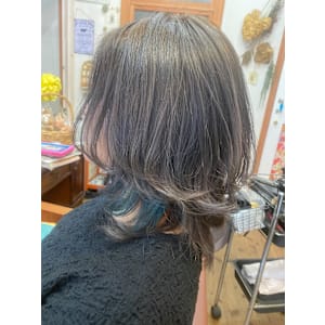 こ顔カットとモノトーンカラー