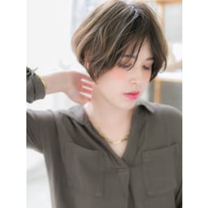 前下がり…外国人風フレンチショート　ステップボーンカット