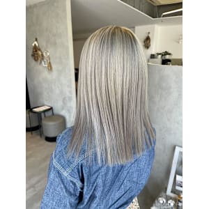 セミロング×ホワイトシルバー