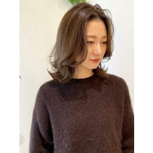 サンドグレージュ　顔周りレイヤー　外ハネミディアム