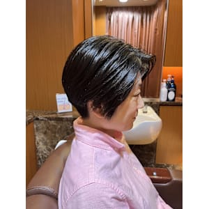 銀座　理容室　前下がりショート　刈り上げ女子