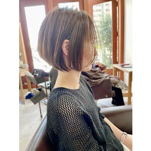 大人かわいい前下がりショート/グレージュ/20代30代40代