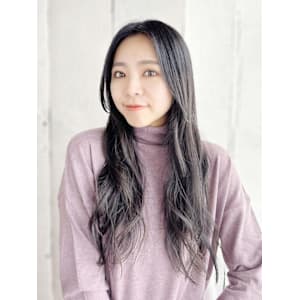 かきあげセンターパートのミックスカールスタイル