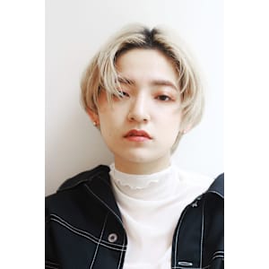 センターパートでハンサムなショートに