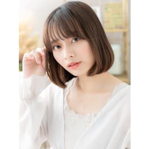 インナーカラー前下がり内巻きぱっつんボブ　アッシュオリーブ