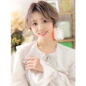 ボブマッシュショートくせ毛風センターパート　ハイトーンカラー