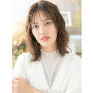 抜け感ウェットヘア小顔波巻きエアリーミディ　カーキベージュ