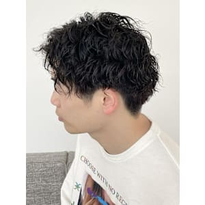 スパイラルパーマ　ウェットスタイル　刈り上げツーブロック