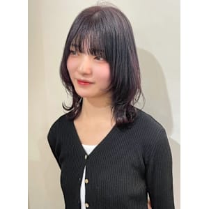 ミディアムウルフ　顔周りレイヤー　ラベンダーアッシュ