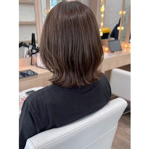 大人可愛いくびれレイヤー×グレージュカラー