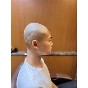 銀座　スキンヘッド　〈理容室〉