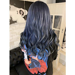 大人可愛くネイビーブルー