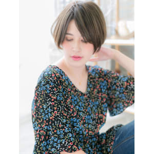 ツヤショート…前下がりで小顔見せ　斜めバング