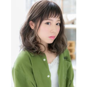 大人かわいい眉上バング小顔アンニュイヘア　グレージュアッシュ