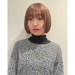 柔らかクリーミーベージュの顎ラインボブ