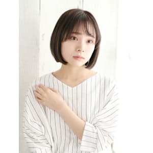 ツヤ感ベージュの切りっぱなしボブ