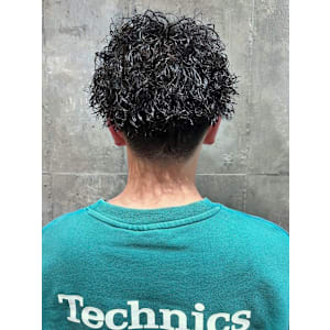 ツイストスパイラルパーマ　ツーブロック　黒髪