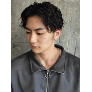 ツイスパ　センターパート　ツーブロック　マッシュ　黒髪　束感