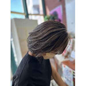 魅せるグレイヘア【白髪ぼかしハイライトカラー】