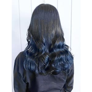 ブルーブラック　艶髪ダメージレスカラー　巻き髪ロング