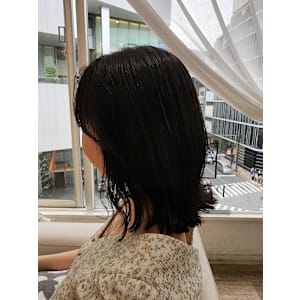 動きを出したい方へミディアムヘアー