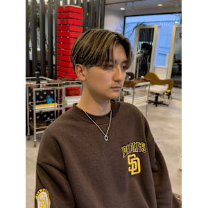 ハイライト×ミルクティーベージュ×ツーブロックセンターパート