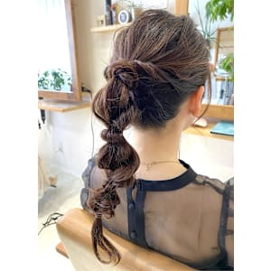 ROYロング編みおろしポニーテール・パーティーヘアアレンジ