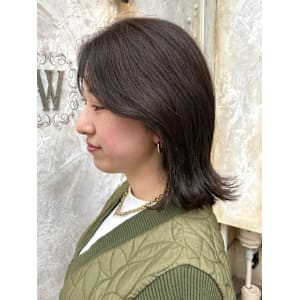 外ハネミディアムレイヤー　顔周りカット　ナチュラルブラウン