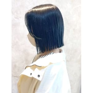 ぱつっとライン　タイトボブ　アッシュブルー　寒色系カラー