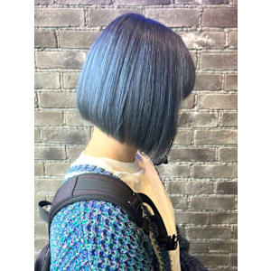 ぱつっとボブ　ブルーカラー　ミニボブ　ハイトーンボブ
