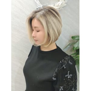 大人の派手髪ブリーチハイライト×前下がりショートボブ