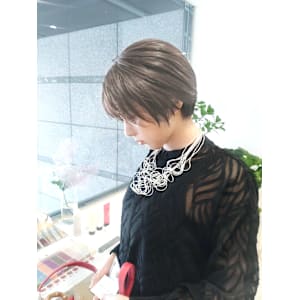 襟足短めのショートボブスタイル×透明感カラー