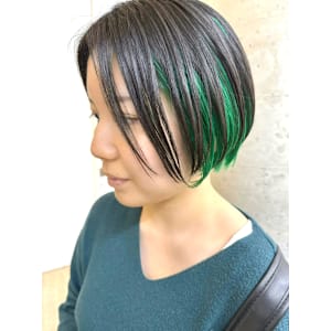 インナーカラー　グリーン×ブラック　ショートボブ