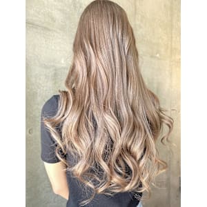 ハイトーンベージュ　ブリーチカラー　巻き髪ロングヘア