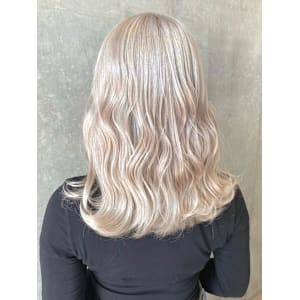 ホワイトベージュ　セミロング　艶髪ハイトーン