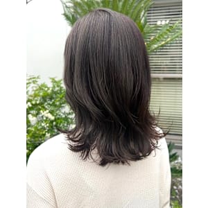 黒髪ミディアムレイヤー　外ハネアレンジ　20代　30代