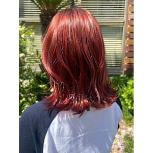 レッドカラー　艶髪ハイトーン　ミディアムヘア　鎖骨ミディアム