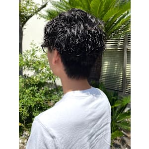 スパイラルパーマ　刈り上げツーブロック　束感スタイリング