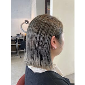 マットグレージュカラー×外ハネボブ