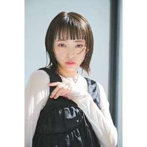 ぱっつん前髪ネイビーグレー顔まわりカット