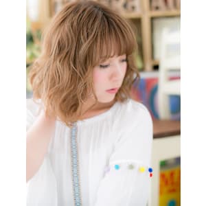 大人可愛いハイライトカラーくせ毛風小顔ボブ　ボブパーマ