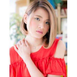 グラデーションカラーツヤ髪前下がり大人ボブ　ハイトーンカラー