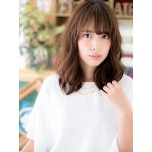斜めバング小顔くせ毛風グレーベージュミディ　アースカラー