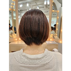 ミニマムにまとまるショートヘアー