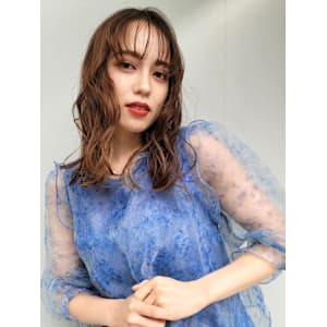 韓国ヘア　シースルーバング　こなれ感　カール　ベージュカラー